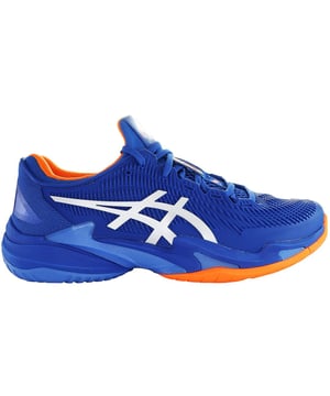 Domina la cancha de tenis con las zapatillas de tenis Asics Court FF 3 Novak para hombre en azul, una opción de calzado de alto rendimiento diseñada para la agilidad, estabilidad y comodidad durante intensos partidos de tenis.

Características clave:

Diseño específico para tenis: Las zapatillas de tenis Asics están fabricadas con características específicamente adaptadas a las necesidades de los tenistas, incluyendo soporte lateral y estabilidad para movimientos laterales rápidos.

Tecnología de amortiguación Gel: Asics es conocida por su amortiguación Gel, que proporciona una superior absorción de impactos durante movimientos de alta intensidad en la cancha.

Tecnología FlyteFoam: Busca la inclusión de la tecnología FlyteFoam de Asics en la entresuela, que ofrece una amortiguación ligera y sensible para un retorno de energía óptimo.

Suela exterior duradera: La suela está diseñada para la durabilidad y tracción en canchas de tenis, asegurando un agarre firme para movimientos ágiles y paradas rápidas.

Parte superior supportive: La parte superior está diseñada para proporcionar un ajuste seguro y de apoyo alrededor del pie, ofreciendo estabilidad durante movimientos laterales y cambios rápidos de dirección.

Protector de punta P-Guard: Algunas zapatillas de tenis Asics cuentan con un protector de punta P-Guard, que añade una capa extra de durabilidad en la parte delantera del calzado.

Marca Novak Djokovic: Dada la mención de Novak en el nombre del producto, puede haber elementos o características de marca específicos asociados con la estrella del tenis Novak Djokovic.