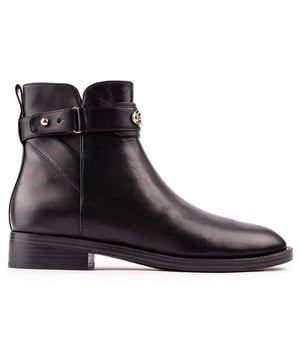 Ofreciendo estilo de diseñador. durabilidad y comodidad. Los botines Darcy para mujer de la marca de culto Michael Kors te harán abrazar la nueva temporada con estilo. La bota Chelsea de cuero negro de primera calidad presenta una placa dorada del diseñador en la parte delantera. Herrajes delicados y cremallera interior con la marca.