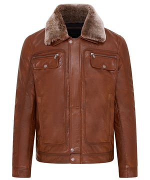 Este estilo, confeccionado en piel de napa de grano completo de primera calidad, es una reinterpretación de la chaqueta de camionero que surgió como un estilo popular en la década de 1960. La chaqueta presenta un cuello estilo camisa tradicional, que es una marca registrada icónica del estilo de camionero, y está hecha de piel de oveja y se presenta en color crema para un bonito contraste con nuestros colores madera y negro. Otras reinterpretaciones que presenta esta chaqueta son bolsillos con solapa rectos directamente debajo de dos bolsillos con cremallera en el pecho para almacenamiento adicional y una solapa con botones para mantener un aspecto elegante en la parte delantera de la chaqueta. Esta es una pieza de corte ajustado que, cuando se combina con unos vaqueros y botas, crea un gran atuendo atemporal. • 100 % piel de napa ultra suave de primera calidad • Paneles cosidos que van desde el pecho hasta la cintura • Cuello de piel de oveja puntiagudo y bolsillos con solapa en el pecho • Incluye bolsillos integrados en el forro de la chaqueta y cuatro bolsillos exteriores