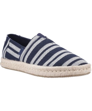 Dein Lieblings platform Alpargata Schuh mit noch mehr Seil. Tauche ein in den Boho-Chic-Stil mit dem erhöhten Mittelsohle-Seilwickel und dem Slip-On-Design. Kombiniere sie mit allem in deinem Kleiderschrank, um gut auszusehen und dich gut zu fühlen. Trage TOMS. Trage Gutes.