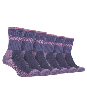 Ben jij een vrouw die graag op verkenning gaat? Heb jij de juiste laarssokken waar je graag op avontuur gaat? Dan hebben we iets voor je: deze dames 6-pack Jeep Terrain wandelschoensokken. Niet alleen een solide wandelkeuze, maar ook veel waar voor je geld, vanaf nu zijn ze verkrijgbaar in een voordeelpakket van 6 paar! Deze Jeep Terrain-sokken zijn het hele jaar door de perfecte sokken voor buiten. Ten eerste zijn ze rijk aan katoen, dus ze zijn comfortabel aan de voet en tegelijkertijd geschikt voor alle seizoenen, waardoor je voeten warm blijven in de winter en koeler in de zomer. Ze hebben ook een gedempte zool en een versterkte hiel en teen. Hierdoor kunnen je voeten worden beschermd op elk soort terrein, omdat de sokken die essentiële duurzame demping bieden om blaren op je voeten te voorkomen. Het stevige ontwerp betekent dat ze duurzaam genoeg zijn om de zwaarste wandelingen te doorstaan, dus je hoeft je geen zorgen meer te maken van je sokken wel of niet een volgende wandeling met je zult overleven! En het beste van alles ? Er zitten zes paar in elke verpakking, zodat je altijd een paar schone sokken bij de hand hebt wanneer je ze nodig hebt. Als je deze sokken eenmaal gaat gebruiken, wil je niet meer terug! Deze sokken zijn verkrijgbaar in een pakket van 6 paar en zijn een damesmaat: 37-42 EU. Ze zijn verkrijgbaar in 4 verschillende kleuren, gemaakt van 80% katoen, 17% polyester, 2% elastaan ​​​​en 1% nylon. Ze kunnen veilig in de wasmachine gewassen worden.