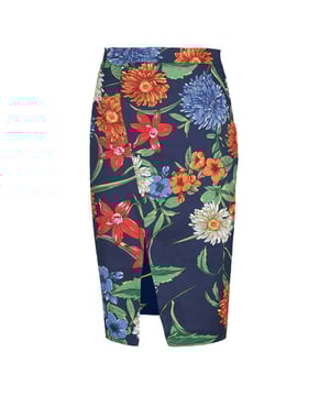 Esta falda lápiz está confeccionada en tejido de gabardina elástica floral en tonos rojos, azules y verdes. Tiene una cinturilla del mismo tejido de 4 cm de ancho con pinzas en la parte inferior de la espalda. Presenta una abertura descentrada en la parte delantera. Se cierra por detrás con una cremallera oculta. Esta falda lápiz llega hasta la rodilla y está forrada en crudo. Con unos zapatos de tacón y un top con hombros descubiertos, esta falda y tú saldréis de noche por la ciudad. Esta falda es ecológica.
