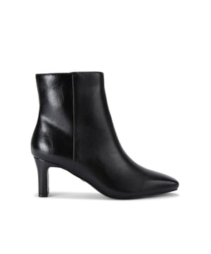 This KG Kurt Geiger Tyler ankle boot features a black upper with softly squared toe. The block heel is in a modern slim variation. Heel height: 6.5cm.