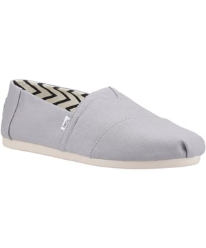 Unser Day One Alpargata Slipper für Herren wurde jetzt aus umweltfreundlichen Materialien hergestellt, um die Auswirkungen auf unseren Planeten zu verringern und maximalen Komfort für Ihren täglichen Schuh zu bieten. Treten Sie in diese Espadrilles ein und lösen Sie mit jedem Schritt einen Wandel aus.