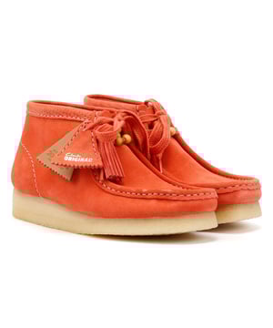 Der ikonische Clarks Wallabee-Stiefel im Boot-Stil. Die mokassininspirierte, strukturierte Silhouette bietet klare und einfache Linien. Aus Wildleder gefertigt, verfügt der Wallabee-Stiefel über eine Schnürung und eine markante Kreppsohle.