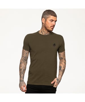Enzo Camiseta Slim Fit Designer Green Designer Athletic Muscle, tela extra elástica proporciona comodidad y se ajusta perfectamente al cuerpo, logotipo bordado de Enzo en la parte delantera, cuello redondo y mangas cortas, 95% algodón, 5% elastano, lavable a máquina y es ideal para ropa de gimnasio y casual.