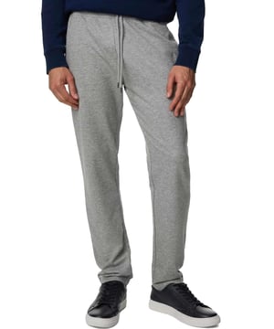 Die Kruze Jogger mit Offenem Saum bieten die perfekte Mischung aus Komfort und Funktionalität. Sie sind mit einem offenen Saum für einen lässigen Look gestaltet und verfügen über einen gerippten, elastischen Bund mit verstellbaren Kordelzügen für einen sicheren und individuellen Sitz. Mit zwei verdeckten seitlichen Reißverschlusstaschen und einer einzelnen hinteren Reißverschluss-Welttasche bieten sie praktischen Stauraum für Ihre wichtigsten Dinge. Dank des weichen Fleecefutters bieten diese Jogger Wärme und Komfort, ideal sowohl zum Entspannen als auch für Freizeitaktivitäten.