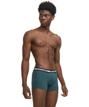 Dompel jezelf onder in een wereld van ultiem comfort met deze herenzwembroek - het toppunt van stijl en comfort. De normale snit zorgt voor een optimale pasvorm, terwijl het stretchmateriaal een gevoel van ongeëvenaarde zachtheid en flexibiliteit biedt.  De elastische tailleband past zich zachtjes aan je contouren aan zonder steun te verliezen. Een echte metgezel voor je actieve levensstijl, die de hele dag door betrouwbare ondersteuning biedt. Maar het echte hoogtepunt wordt onthuld als je de tailleband van dichterbij bekijkt - de letters van het label zijn vakkundig in de stof geweven. Een subtiele maar stijlvolle handtekening die je liefde voor fijne details en hoogwaardig design benadrukt.  De praktische verpakking van tien stuks bevat niet alleen een collectie ondergoed, maar ook een schat aan alledaagse luxe.