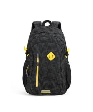 Mochila unisex. El cierre es con cremallera. Los bolsillos internos son uno abierto. Los bolsillos exteriores son dos frontales con cremallera y dos laterales abiertos. Falta la correa para el hombro. El asa es de tela. Hay un compartimento interno. El material exterior es poliéster. Internamente está forrado en poliéster. Medidas: 33x21x50 cm. Producto de moda