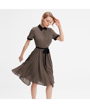 Ein wenig Preppy-Look, ein wenig Preppy, dieses Stück ist eine sichere Wette für jeden eleganten Anlass. Es ist in einem subtilen geometrischen Muster geschnitten und betont den Kragen, die Ärmelränder und den Gürtel mit einem kontrastierenden Uni. Die Silhouette wird durch die geschwungene Taille und das ausgestellte Volumen betont.
Produkt-Details
- Form: tailliert und ausgestellt
- Länge: 108 cm
- Hemdkragen
- Kurze Ärmel
- Knöpfung vorne mittig