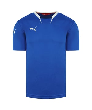 La camiseta de fútbol Puma V-Kon azul/blanca para hombre es una camiseta deportiva de alta calidad diseñada para ofrecer estilo y rendimiento en el campo de fútbol. Puma es una marca muy conocida en el mundo del fútbol, y esta camiseta es un testimonio de su compromiso con la ropa deportiva de calidad.

Características principales:

 Combinación de colores azul y blanco:  Esta camiseta de fútbol presenta una combinación de colores azul y blanco, creando un aspecto clásico y atractivo que destaca en el campo.

 Construcción duradera:  Fabricada con materiales de primera calidad, esta camiseta está diseñada para soportar los rigores del juego del fútbol. Es duradera, resistente a los desgarros y diseñada para durar durante intensos partidos y sesiones de entrenamiento.

 Tejido que absorbe la humedad:  La tecnología de Puma que absorbe la humedad está incorporada en el tejido, ayudando a mantenerte seco al expulsar el sudor de tu cuerpo. Esto garantiza que te mantengas cómodo y concentrado durante el partido.

 Cuello en V:  El cuello en V añade un toque de estilo a la camiseta a la vez que proporciona un ajuste cómodo que no se siente restrictivo.

 Logotipo Puma:  El icónico logotipo de Puma suele aparecer en la camiseta, simbolizando la calidad y el rendimiento asociados a la ropa deportiva Puma.

 Mangas cortas:  Con mangas cortas, esta camiseta de fútbol es perfecta para los partidos en climas más cálidos o para llevar debajo de otra equipación durante las estaciones más frías.

 Tejido transpirable:  La camiseta está diseñada pensando en la transpirabilidad, proporcionando un buen flujo de aire para ayudar a regular tu temperatura corporal durante la actividad física intensa.

 Equipación de equipo:  A menudo, las camisetas de fútbol como la Puma V-Kon están disponibles como parte de un kit de equipo, lo que permite a los jugadores llevar uniformes coordinados durante los partidos.