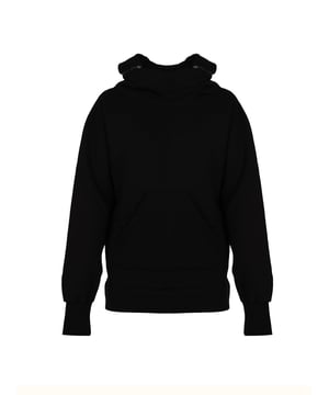 Nuestra sudadera de color sólido es la solución perfecta para aquellos que valoran la simplicidad y la elegancia en su vestimenta diaria, y su diseño minimalista hace que sea fácil combinarla con cualquier estilo.

El práctico capucha con cierre proporciona protección adicional contra el viento y la lluvia, al mismo tiempo que añade un carácter deportivo, lo que hace que esta sudadera sea una excelente elección para cualquier clima.

Los bolsillos dobles en el frente no solo añaden estilo, sino que también ofrecen mucho espacio para guardar pequeños objetos, como el teléfono, las llaves o la cartera, lo que hace que esta sudadera sea extremadamente funcional.

Los puños ajustables en las muñecas aseguran un ajuste perfecto y comodidad al llevarla, previniendo la entrada de aire frío, lo que hace que la sudadera sea ideal para días más fríos.

Fabricada en Italia - garantía de la más alta calidad de fabricación y atención al detalle, lo que hace que nuestra sudadera sea sinónimo de lujo y durabilidad, apreciado por todo amante de la moda.