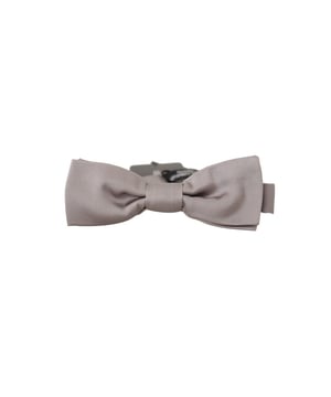 Pajarita de seda exclusiva de Dolce & Gabbana.
  Color: Plateado.
  Modelo: Atado.
  Material: 100% seda.
  Correa para el cuello de longitud ajustable talla unica.
  Fabricado en Italia.
  Ancho: 4cm.
