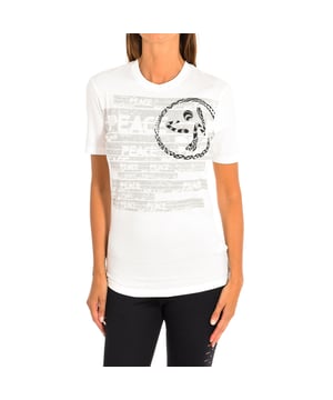 Camiseta Con Mangas Zumba. 
Color Blanco-negro
Clásica y versátil con un calce fácil. 
Cuello redondo. 
Gráfico en el frontal y la espalda con motivos de la marca.
El tejido suave y elástico proporciona un ajuste cómodo y favorecedor.
Costuras vistas a tono.

Composición:  100% Algodón.

-Utilizar lavadora a temperatura máxima 30º .
-Utilizar secadora.
-No se puede utilizar Lejía.
-Planchar a temperatura máxima 110º.
