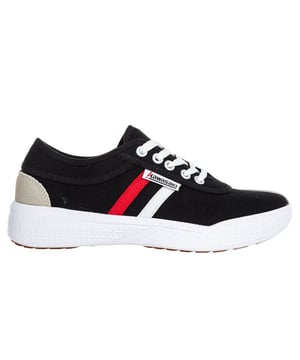 Nuestra zapatilla de lona retro combina comodidad y moda en un solo zapato. Esta zapatilla retro utiliza ideas de los años 90 y crea un universo retro, allí con sus múltiples combinaciones de colores alegra tu estilo diario. Detalles del producto. Cordones regulables para un ajuste adecuado. Disponible en numerosos colores para adaptarse a sus preferencias. Unisex. Zapato ligero. El zapato de cordones de corte bajo permite la rotación y la flexibilidad. Parte superior: lona y ante de vaca. Suela: RB Guía de tallas/ajuste. Si estás entre dos tallas, te recomendamos que elijas la más grande. Guía de lavado. Se recomienda no lavar el zapato.