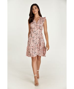Deze roze gebloemde zomerjurk is gemaakt van geweven viscose. Het heeft een V-hals en kapmouwtjes met ruches. Deze wikkeljurk heeft een das aan de linkerkant die door een gat aan de rechterkant gaat en die met de rechter das aan de zijkant of aan de achterkant wordt vastgemaakt. Over de hele zoom loopt een ruche van ongeveer 15 cm. De maten voor maat 36/S (in cm) zijn: Schouderbreedte-33, Buste-42, Taille-42, Zoomlijn-70, Lichaamslengte-95/100. 100% viscose