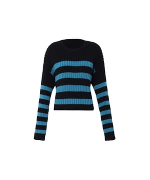 Deze cropped trui heeft een geribde gebreide textuur en een ronde hals die een casual charme uitstraalt. Horizontale strepen omringen het kledingstuk, inclusief de mouwen, waardoor een samenhangende look ontstaat. Dit kledingstuk met lange mouwen en een aansluitend model dat net boven de natuurlijke taille valt, biedt warmte in een middelzware tot zware stof. Het effen kleurenpatroon op de manchetten en halslijn complementeert een van de strepen voor extra verfijning.  Pullover trui