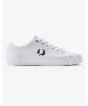 Premium leren sneaker met een strak leren bovenwerk en het kenmerkende geborduurde lauwerkrans op het zijpaneel. Afgewerkt met een duurzame rubberen zool voor langdurig comfort en grip.