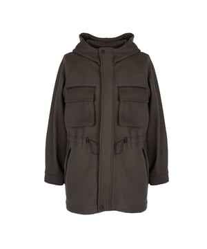 Un diseño sencillo que se adapta perfectamente en cualquier situación, combinando estilo y confort en uno.

Cierre con cremallera y broches de presión, lo que proporciona protección adicional contra el viento y el frío, y al mismo tiempo facilita ponerse y quitarse rápidamente.

Con capucha, que protege idealmente contra la lluvia y el viento, añadiendo practicidad y confort al llevarlo en todas las condiciones meteorológicas.

En la parte delantera tiene cuatro bolsillos, dos de ellos con cierre de cremallera, lo que permite un almacenamiento cómodo y seguro de esenciales como llaves, teléfono o cartera.

Con cintura ajustable con cordones, que permite un ajuste perfecto a la silueta, destacando la cintura y añadiendo elegancia.

Puños con botones ajustables, que se pueden personalizar según las necesidades propias, proporcionando protección adicional contra el frío y confort al usarlo.

Hecha de tela de alta calidad con adición de lana, lo que garantiza durabilidad y resistencia al desgaste diario, mientras ofrece comodidad durante todo el día.