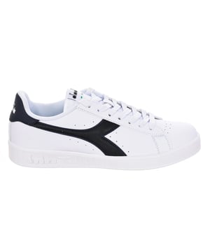 Zapatilla Deportiva Diadora 
Color Negro
Zapatillas ideales para el día a día.
Estilo urbano y deportivo.
Suela reforzada para un caminar firme y regular.
Tejido transpirable y confortable.
Logo de la marca en laterales.
Elaborado con materias primas de calidad.

Composición:  Exterior: Piel; Interior: Textil; Suela: Sintético.

Lavar a mano