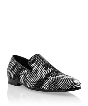 mit Nietenverzierungen  Diese Wildlederhalbschuhe sind durchgehend mit Strassapplikationen verziert, die ein Tarnmuster erzeugen. Mit Leder besetzte Säume. Der Schriftzug der Marke befindet sich auf der Fersenkappe. Echte Ledersohle. Innenfutter aus Leder.