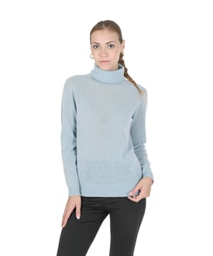 Suéter de cuello alto para mujer  
Hecho en Italia  
100% cachemira  
COE 0021 AGUA  
Elegancia atemporal  
Sofisticado y cómodo  
Perfecto para los fríos días de invierno  
El color aqua añade un toque de frescura  
Diseñado exclusivamente para mujeres  
Artesanía de alta calidad  
100% CACHEMIRA