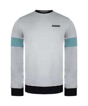 De Devote London Clayton Mens Grey/Teale Sweater is een stijlvolle en comfortabele trui die perfect is om elke dag te dragen. Hij is gemaakt van een zachte en lichtgewicht katoenmix die perfect is om in laagjes te dragen. De trui heeft een ronde hals, een relaxte pasvorm en een geribde zoom en manchetten, waardoor het een veelzijdige optie is die zowel omhoog als omlaag gekleed kan worden.

De trui is gemaakt van een mix van 60% katoen en 40% polyester. Deze mix maakt de trui zacht, lichtgewicht en duurzaam. De trui heeft ook een relaxte pasvorm, waardoor hij comfortabel draagt. De ronde hals is een klassieke halslijn die zowel stijlvol als comfortabel is. De geribde zoom en manchetten voegen een detail toe en helpen om de trui op zijn plaats te houden.

De trui heeft een opvallend grijs en groenblauw kleurenschema. Het grijs is een neutrale kleur die perfect te combineren is met andere kleuren, terwijl het groenblauw zorgt voor een vleugje helderheid. Het kleurenschema is perfect voor een casual look, maar kan ook worden aangekleed voor formelere gelegenheden.

De trui heeft een Devote London logopatch op de borst. Het logo is klein en ingetogen, zodat het niet afdoet aan de algehele look van de trui.

De trui kan in de wasmachine, dus hij is gemakkelijk te onderhouden. Het is ook een relatief betaalbare trui, dus het is een goede prijs-kwaliteitverhouding.

Al met al is de Devote London Clayton Mens Grey/Teale Sweater een goede keuze voor mannen die op zoek zijn naar een stijlvolle en comfortabele trui die perfect is om elke dag te dragen. Het is een goede optie voor mannen die een relaxte pasvorm en een ronde hals willen.