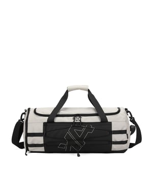 Bolsa de viaje unisex. El cierre es con cremallera. Los bolsillos internos son bolsillos multifuncionales. Hay tres bolsillos externos con cremallera y uno lateral. La bandolera es ajustable y extraíble en tejido. El mango está fabricado en nailon. Hay dos compartimentos internos. El material exterior es poliéster. Internamente está forrado en poliéster. Medidas: 53x22x18,5 cm. Producto de moda