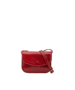 Bolso bandolera para mujer. El cierre es con imán. Los bolsillos internos son uno con cremallera. Los bolsillos externos son uno en la espalda con cremallera. La bandolera es ajustable en piel. Falta el mango. Hay tres compartimentos internos. El material exterior es auténtica piel de vacuno. Internamente está forrado en algodón. Medidas: 22x16x9,5 cm. Hecho en Italia
