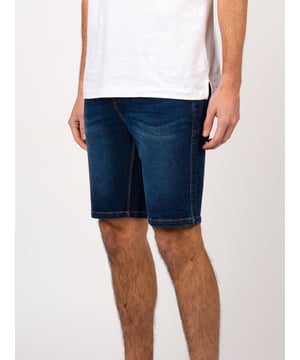 LUKE shows off a cool and contemporary aesthetic with these denim shorts. The back waistband is decorated with a black faux leather patch which is debossed with the brand's iconic lion head and the LUKE EST.1977 text. They are a regular fit, cut from a comfortable stretch-infused cotton denim and are complete with five pockets and a glossy button fastening.