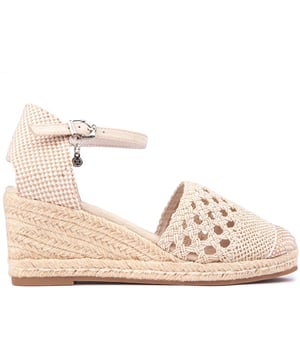 Zapato Xti con cuña bloque para mujer en color natural, fabricado en textil y suela de goma y cuerda. Características: plantilla acolchada, cierre de hebilla, marca xti y altura de tacón de 7 cm.