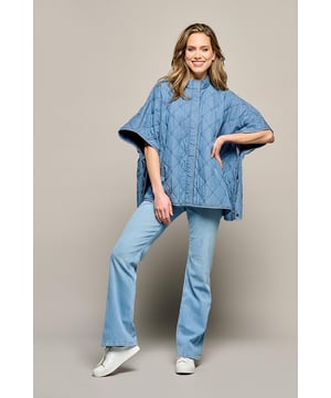 Verken deze nieuwe blikvanger en kies voor stijl en comfort..! In een zachte denimblauwe kleur straalt de Dani Poncho Jacket van Mart Visser een frisse en moderne uitstraling uit. Let vooral op de luxe details van deze damesponcho. De grafische plaatsing van de naden, samen met een geborduurd M-patroon, toont het unieke handschrift van Mart Visser, waardoor deze poncho echt een statementstuk wordt. De drukknoopjes van de Dani denim jacket zorgen voor een moeiteloze en elegante sluiting, terwijl de opstaande kraag een vleugje verfijnde allure toevoegt. De ruime oversized pasvorm en de gewatteerde uitstraling van deze poncho voegen ook een eigentijdse flair toe aan je outfit. De poncho is afgewerkt met spleten aan de zijkant en valt net over de heup.