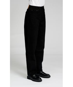 Gerade Jeans von TeeShoppen. Diese Jeans sind schick, bequem und stilvoll und damit perfekt für jedes Outfit das ganze Jahr über. Eine gute und bequeme Jeans kann jeden Look vervollständigen. Hier sehen Sie die Jeans in Schwarz.

Brauchen Sie ein Oberteil, das gut zur Jeans passt? Schauen Sie bei TeeShoppen in der Rubrik Herrenbekleidung vorbei.

Welche Größe haben die Jeans? Die Jeans gibt es in 24 verschiedenen Größen. Sehen Sie unter "Größe" nach und wählen Sie Ihre Größe. Die Größen sind für Frauen angepasst.

Über TeeShoppen: Bei TeeShoppen sind wir stolz darauf, unsere eigenen Produkte anzubieten. Unser Sortiment umfasst einfache Kleidungsstücke, die wir selbst tragen möchten. Auch wenn die Kleidung einfach ist, haben wir keine Kompromisse bei der Qualität oder dem Design gemacht. Unsere Kleidung ist so konzipiert, dass sie leicht zu stylen ist und aus den besten Materialien besteht. So ist sichergestellt, dass Sie bequeme Kleidung haben, die Sie zu allen Gelegenheiten tragen können. Wenn Sie einen zeitlosen Anbieter von Mode für Damen und Herren suchen, dann sind Sie bei TeeShoppen genau richtig. Wir haben uns auf den Verkauf von Basiskleidung spezialisiert. Sie zahlen nicht für teure Marken und Kosten, sondern nur für Qualität und Service. Und natürlich erweitern wir unser Sortiment ständig im Einklang mit der Mode, so dass Sie bei uns immer eine moderne Basic-Kleidung finden können.