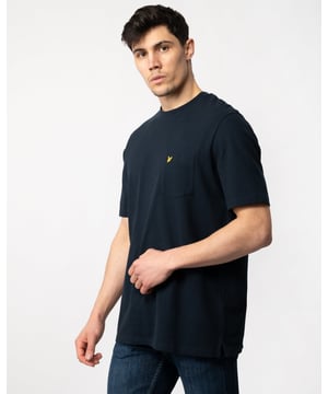 Produkt-SKU: TS2006V Das Lyle & Scott Plain Pique Pocket T-Shirt mit entspannter Passform besteht aus demselben Baumwollstoff wie unsere Poloshirts und hat ein elegantes, strukturiertes Finish. Zusammensetzung: Entspannte Passform: Außen: 3 % Elastan, 97 % Baumwolle. Auf links mit ähnlichen Farben waschen. Maschinenwäsche bei 30 Grad. Mit Buntwaschmittel waschen. Nicht bleichen. Nicht im Trockner trocknen. Auf der Wäscheleine im Schatten trocknen. Bügeln bei mittlerer Temperatur. Nicht bügeln. Motiv