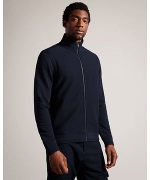 Ted Baker Phloem Men's Navy Jacket, een veelzijdig en stijlvol outerwear stuk ontworpen om je garderobe te verbeteren met een combinatie van moderne esthetiek en tijdloze verfijning.

Belangrijkste kenmerken:

 Verfijnde marine tint:  Het Phloem Jacket heeft een klassieke marineblauwe kleur, die zorgt voor een veelzijdige en geraffineerde look. Marine is een tijdloze tint die moeiteloos past bij verschillende stijlen en gelegenheden, waardoor het een basisstuk van je garderobe is.

 Eigentijdse ontwerpelementen:  Ted Bakers oog voor detail is duidelijk zichtbaar in het moderne ontwerp van de Phloem Jacket. Subtiele maar opvallende elementen, zoals op maat gemaakte naden, een gestroomlijnd silhouet en unieke zakdetails, dragen bij aan een eigentijdse en modieuze uitstraling.

 Constructie van kwaliteit:  De Phloem Jacket is met precisie gemaakt van hoogwaardige materialen die duurzaamheid en comfort garanderen. De constructie van de jas weerspiegelt Ted Baker's toewijding aan superieur vakmanschap en duurzame stijl.

 Lichtgewicht comfort:  Ondanks het geraffineerde uiterlijk is de Phloem Jacket lichtgewicht, waardoor hij geschikt is voor verschillende seizoenen. De zorgvuldig geselecteerde materialen bieden comfort zonder afbreuk te doen aan stijl, zodat je het van dag tot nacht kunt dragen.

 Veelzijdige styling:  Het veelzijdige ontwerp van de marineblauwe jas maakt hem geschikt voor verschillende gelegenheden. Of je hem nu combineert met een casual jeans voor een weekendje weg of een laagje over een overhemd voor een meer gepolijste look, de Phloem Jacket past zich moeiteloos aan je stijlbehoeften aan.

 Handtekening Merk:  Ted Baker's signature branding kan subtiel terugkomen op de jas en laat zien dat het merk kwaliteit en stijl hoog in het vaandel heeft staan. Het discrete logo voegt een extra laag van verfijning toe aan het algehele ontwerp.