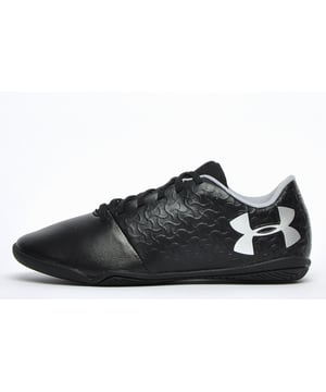 De Under Armour Magnetico is ontworpen voor een handschoenachtige pasvorm en gevoel en brengt het bovenwerk dichter bij je voet voor een responsieve touch op de bal. Het bovenwerk van de Under Armour Magnetico is voorzien van ClutchFit 2.0 technologie, terwijl de drielaagse synthetische constructie zorgt voor stevigheid en stabiliteit bij de middenvoet voor een voetgetrouw gevoel bij balcontact.
 De rubberen buitenzool is een geweldige trainer voor alle ondergronden en zorgt voor grip bij elke snee en draai, zodat je elke tegenstander kunt verslaan.
 De Under Armour FormTrue technologie in de toebox buigt mee onder druk voor stabiliteit bij hoge snelheden, terwijl een interne laag van flexibel, auxetisch materiaal zich rond de voet vormt voor een precieze, handschoenachtige pasvorm & gevoel dat echt is aangepast aan elke voet. Een zacht gewatteerd hiel- en enkelmanchet omsluit je voet en zorgt voor vergrendelde, comfortabele ondersteuning, terwijl de vormsluitende toebox ongelooflijk zacht is voor een ongeëvenaarde touch & feel. Een antimicrobiële Ortholite binnenzool verhoogt het comfort en ademend vermogen van de voet, terwijl de opvallende esthetiek en het prachtige Under Armour-logo deze uitstekende trainer met het teken van goedkeuring van het merk onderscheiden.
Synthetisch bovenwerk
Volledige vetersluiting
Opgevulde hiel en enkelkraag
Ortholite binnenzool
Duurzame niet-markerende rubberen buitenzool
Overal Under Armour-logo's