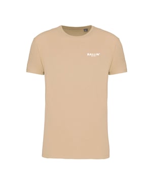 Camiseta de hombre de la marca Ballin Est. 2013. Estas camisetas de Ballin Est. 2013 están hechas de algodón 100% orgánico, y cuentan con Backprint World. Se trata de un corte ligeramente más estrecho. El suave algodón proporciona una gran comodidad.  Marca: Ballin Est. 2013Nombre del modelo: Backprint World ShirtCategoría: camiseta de hombreMateriales: algodón orgánicoColor: beige