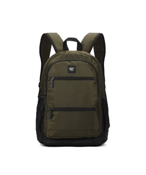 Mochila unisex. El cierre es con cremallera. Los bolsillos internos son uno abierto. Hay tres bolsillos externos con cremallera y dos laterales abiertos. Falta la correa para el hombro. El asa es de tela. Hay un compartimento interno. El material exterior es poliéster. Internamente está forrado en poliéster. Medidas: 30x16,5x40 cm. Producto de moda