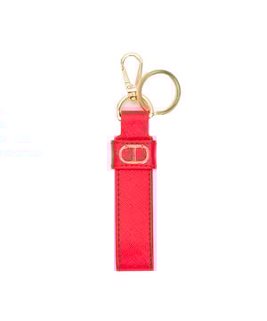 Color: Rojo Amapola 00456 Especificaciones: Llavero fabricado en símil piel efecto saffiano con logo en metal dorado. Cierre: Anilla y mosquetón Medidas: Alto 11cm | Ancho 2,5 cm