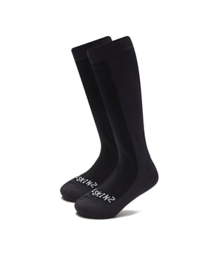 El par de calcetines que te ha estado faltando: estos calcetines impermeables hasta la rodilla te mantendrán cálido, seco y protegido de todos los elementos. Los Calcetines Impermeables hasta la Rodilla Sealskinz están fabricados con una construcción de 3 capas unidas, con una membrana hidrofílica 100% impermeable y un interior de lana merino que ayuda a mantenerte cálido, además de tener propiedades que absorben el sudor. Son de longitud hasta la rodilla para proteger todo tu pie y parte inferior de la pierna de los elementos. - Construcción de 3 capas unidas - Membrana hidrofílica 100% impermeable - Interior de lana merino premium para calor y absorción de sudor - Exterior de mezcla de nylon duradero - Estiramiento en 4 direcciones - Construcción sin costuras con costuras planas en los dedos - Soporte elástico en el tobillo, talón y empeine