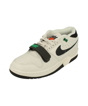 Erleben Sie die perfekte Kombination aus Style und Performance mit den Nike Black Detail White Sneakers. Hergestellt in Vietnam aus hochwertigem Leder und strapazierfähigem Gummi, bieten diese Sneaker dauerhaften Komfort und Halt. Dank Schnür- und Riemenverschluss sorgen sie für einen sicheren, individuellen Sitz. Der ikonische große Nike-Swoosh auf beiden Seiten, das markante Air-Force-Emblem auf der Zunge und das Nike Air-Logo an der Ferse sorgen für ein markantes, authentisches Branding, das auffällt. Ideal für den Alltag oder sportliche Aktivitäten, vereinen diese Sneaker klassisches Design mit moderner Funktionalität und werten Ihre Schuhkollektion auf. 100 % Leder