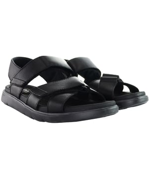 De Clarks UnWilmore Band Men's Black Sandals zijn waarschijnlijk een paar comfortabele en stijlvolle sandalen ontworpen voor casual wear. Hier zijn enkele kenmerken die je mag verwachten:

 Premium lederen bovenwerk:  Clarks staat bekend om het gebruik van hoogwaardige materialen, en het bovenwerk van deze sandalen kan gemaakt zijn van eersteklas leer voor duurzaamheid en een verfijnde uitstraling.

 Verstelbare bandjes:  Herensandalen zijn vaak voorzien van verstelbare bandjes of sluitingen voor een aanpasbare en stevige pasvorm.

 Gekussend voetbed:  Clarks sandalen hebben meestal een voetbed met kussentjes voor comfort en ondersteuning, zodat je ze de hele dag kunt dragen.

 Open teen ontwerp:  Sandalen hebben meestal een open teen ontwerp, voor ademend vermogen en comfort bij warm weer.

 EVA Tussenzool:  De tussenzool kan gemaakt zijn van EVA (ethyleenvinylacetaat), wat zorgt voor lichtgewicht demping en schokabsorptie.

 OrtholiteÂ®-technologie:  Clarks verwerkt vaak OrtholiteÂ®-technologie in hun schoenen voor vochtafvoer en langdurige demping.

 Veelzijdige stijl:  Het ontwerp van de sandalen is waarschijnlijk veelzijdig, geschikt voor casual uitjes, strandwandelingen of om elke dag te dragen.