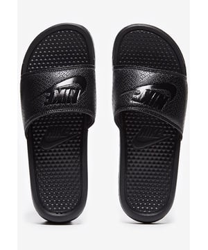 Nike Benassi Solar Soft Men's Slide haakt je vast met een opvallend fractal design op de voetband voor stijl en op de voetstap voor extra comfort. - - . Het zachte schuim van de tussenzool en de jersey voering bieden comfort zodat je kunt genieten van een ontspannen en eersteklas draagervaring.