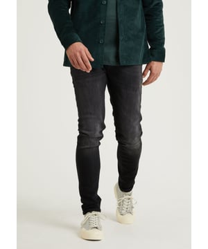CHASIN' Carter Trix. Die Carter Trix ist eine Slim Fit Jeans mit Knopfverschluss. Die Jeans hat eine schwarze Jeanswaschung und ist eine 5-Pocket-Jeans. Diese schöne dunkle Waschung macht sie sehr einfach zu kombinieren. Die Carter Trix ist natürlich auch mit CHASIN' Brandings versehen.