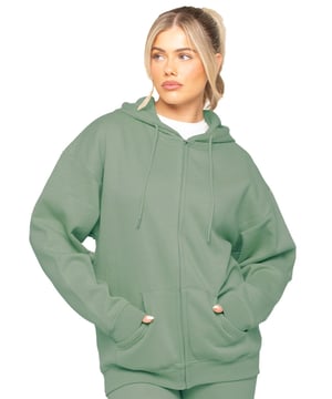 De Enzo Dames Hoodie met rits heeft een oversized pasvorm met een handig ontwerp met ritssluiting en een verstelbare trekkoordcapuchon. De geribbelde polsen en de geborstelde binnenkant van de fleece zorgen voor maximaal comfort, waardoor het de perfecte keuze is voor casual kleding.