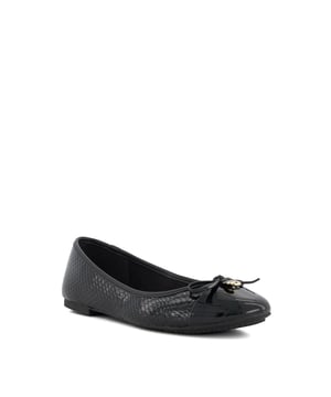 Our own take on a signature style, and the season's most coveted flats, our Hallo ballet pumps boast a feminine bow that's enhanced with our bespoke charm detailing. Set on a rubber sole for comfort with every step, this round-toed silhouette pairs perfectly with everything from denim to dresses alike.