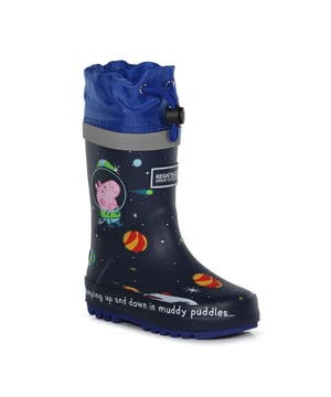 
Materiaal: Polyester. Binnenzool: EVA. Loopzool: Bekleed, Natuurrubber, Gevulkaniseerd rubber. Zoolkenmerken: Duurzaam. Sluiting: verstelbaar koord, inschuifbaar. Comfortvoetbed, Gaiter kraag, Stabiliteit onder de voet. Stoftechnologie: Waterdicht. Vlakke. Snijden: Kuitlengte. Ontwerp: Embleem, Planeten, Raket, Ruimte, Sterren. Teenstijl: Rond. 100% Officieel Gelicentieerd. Personages: Peppa Pig.