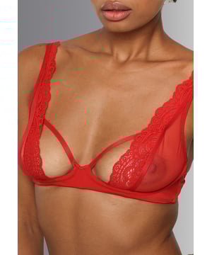 -Ultrazachte honingraatbasis -Glamourkant en doorschijnende tule -Vormgegeven kant voor een delicate halslijn -Valt goed op maat