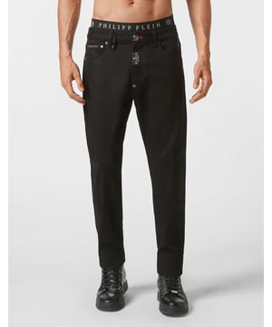 Para su atuendo, le recomendamos estos pantalones de 5 bolsillos en denim súper elástico lavado a la piedra que presentan el hexágono de PP en un parche de cuero cosido en el bolsillo trasero derecho. Cierre con un solo botón metálico. Corte: Detroit Hexagon.