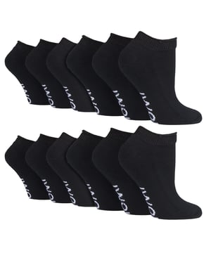 Wenn Sie Diabetes haben, wissen Sie, dass Ihre Füße besonders empfindlich sind. Deshalb sind wir stolz darauf, Ihnen unser 12er-Pack IOMI Diabetiker-Trainersocken anbieten zu können! Sie wurden speziell für Diabetiker entwickelt, sind aber auch für alle geeignet, die etwas mehr Komfort suchen. Unser leicht dehnbares Honeycomb Top wurde speziell entwickelt, um sich den natürlichen Konturen der Beine anzupassen, ohne Druck oder Einschnürungen zu verursachen - was bei elastischen Socken zu Durchblutungsstörungen führen kann. Die handgekettelte, glatte Zehennaht sorgt dafür, dass Sie sich den ganzen Tag lang wohlfühlen, während das Fußpolster dafür sorgt, dass Sie beim Laufen in der Stadt keine Blasen oder wunden Stellen an den Füßen bekommen. Dank des zusätzlichen Komforts der gepolsterten Sohle können die Schuhe auch über längere Zeiträume getragen werden. Außerdem sind sie mit Actifresh desinfiziert, damit sie auch zwischen den Wäschen frisch riechen, so dass sie immer einsatzbereit sind, wenn Sie sie brauchen! Diese herrlichen Socken mit hohem Baumwollanteil sind ohne Gummizug gefertigt, so dass sie nicht so eng sitzen wie normale Socken, was für Menschen mit Kreislaufproblemen von Vorteil ist. Wenn Sie unsere originalen IOMI Extra Wide Diabetic Socks geliebt haben, glauben wir, dass diese niedrig geschnittene Version in Trainerlänge perfekt für Sie wäre, da sie den gleichen Komfort in einer praktischen niedrig geschnittenen Länge bietet. Diese Socken sind in 4 Größen erhältlich: 4-8 UK, 6-8.5 UK, 9-11 UK & 12-14 UK und in 2 Farbvarianten: Schwarz oder Weiß. Die Materialzusammensetzung ist 51% Polyester, 37% Baumwolle, 11% Acryl, 1% Lycra-Elastan. Wir empfehlen, dieses Produkt bei 40 Grad zu waschen und nicht im Trockner zu trocknen.